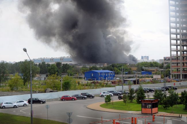 Пожар на складе с шинами на территории бывшего завода имени Лихачёва в Москве