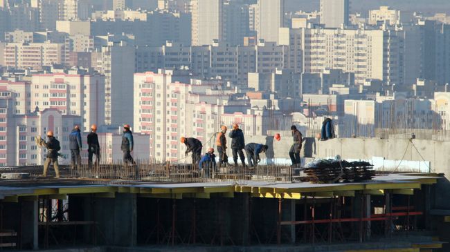 Рабочие на строительстве одного из корпусов жилого комплекса Рабочие на строительстве одного из корпусов жилого комплекса