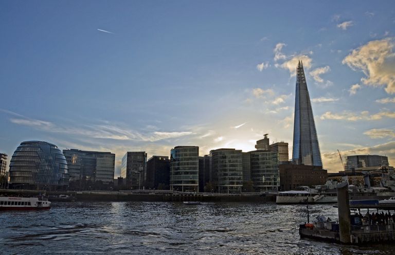 Сити Холл и башня The Shard в Лондоне Сити Холл и башня The Shard в Лондоне
