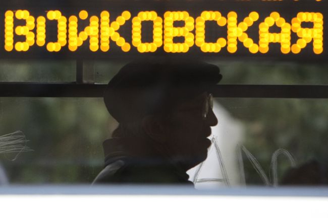 Пассажир в салоне трамвая у станции метро Войковская