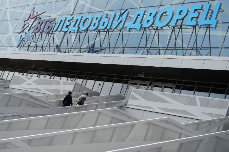 Комплекс вмещает порядка 80 комфортабельных VIP-лож для почетных гостей и оборудован новейшей системой мультимедиа. Комплекс вмещает порядка 80 комфортабельных VIP-лож для почетных гостей и оборудован новейшей системой мультимедиа.