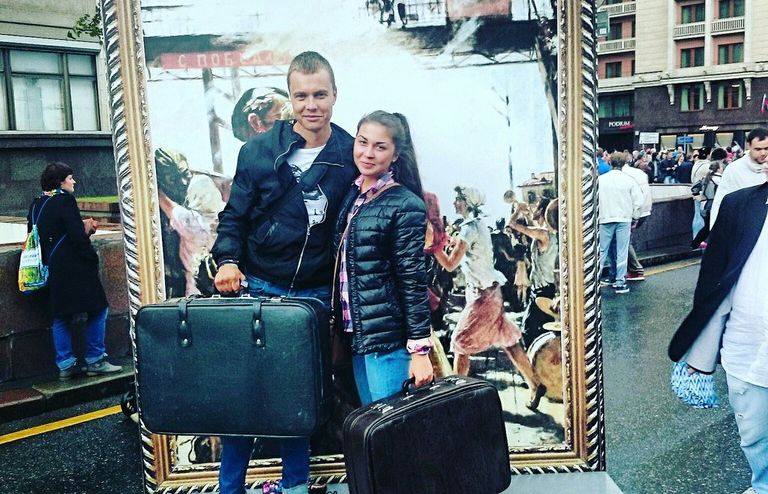 Студентка Татьяна с другом Юрием на фоне тематического стенда Студентка Татьяна с другом Юрием на фоне тематического стенда