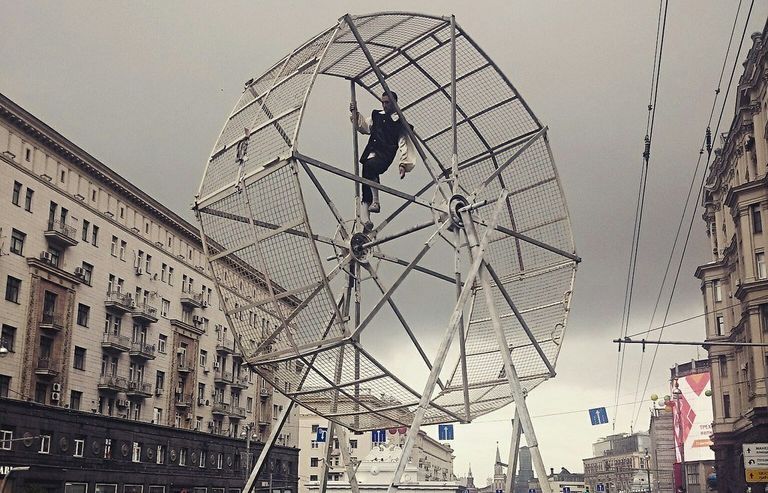 Акробат на улице Тверской в Москве в День города Акробат на улице Тверской в Москве в День города