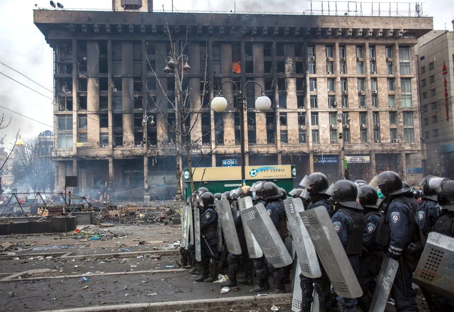 Сотрудники правоохранительных органов у сгоревшего Дома профсоюзов, 19 февраля 2014 Сотрудники правоохранительных органов у сгоревшего Дома профсоюзов, 19 февраля 2014