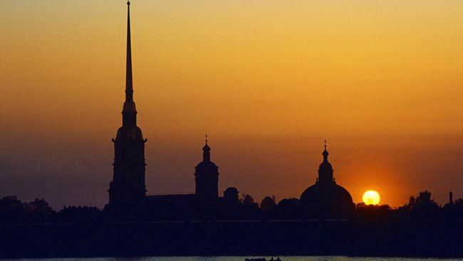 Петропавловский собор в Санкт-Петербурге вечером Петропавловский собор в Санкт-Петербурге вечером