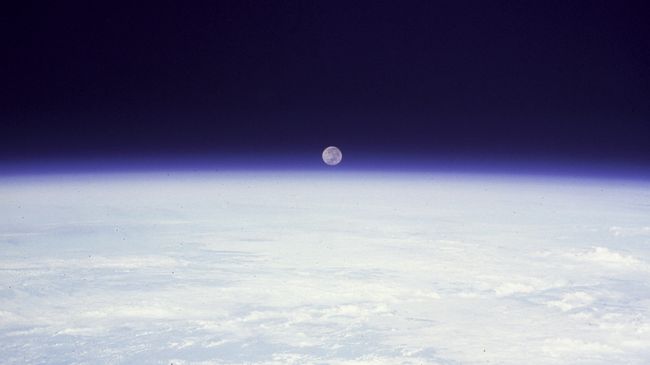 Восход Луны над планетой Земля