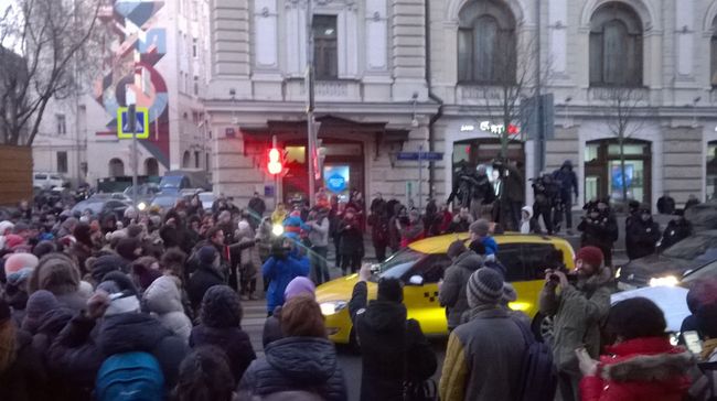 Валютные ипотечники перекрыли дорогу напротив здания ЦБ РФ