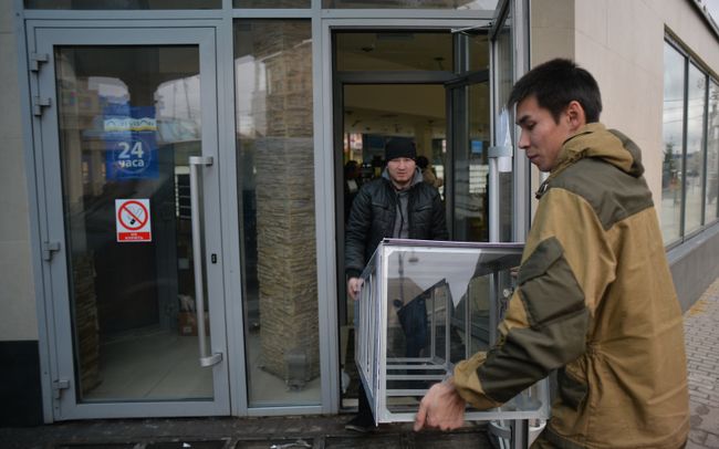 Из ТЦ Пирамида у метро Пушкинская начали вывозить имущество