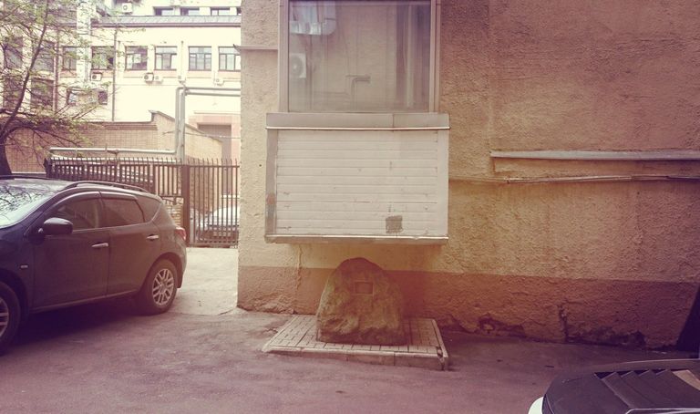 Памятник шахте лифта в Москве.