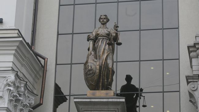 Статуя Фемиды на фасаде здания верховного суда РФ в Москве Статуя Фемиды на фасаде здания верховного суда РФ в Москве