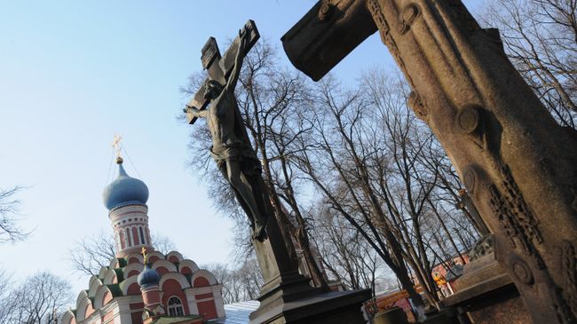 Надгробия на Донском кладбище в Москве