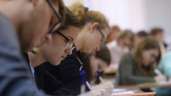 Участники ежегодной акции по проверке грамотности Тотальный диктант-2016 в аудитории Высшей школы экономики. Участники ежегодной акции по проверке грамотности Тотальный диктант-2016 в аудитории Высшей школы экономики.