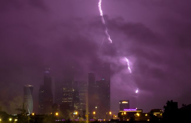 Ливень и штормовой ветер в Москве