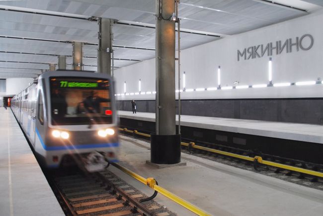 Поезд на станции московского метро - Мякинино