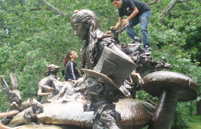 Скульптура Алиса в Стране чудес в Нью-Йорке