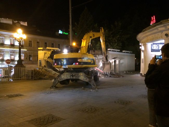 Снос павильонов-самостроев у станции метро Кропоткинская в Москве Снос павильонов-самостроев у станции метро Кропоткинская в Москве