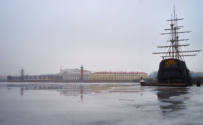 Стрелка Васильевского острова и здание Биржи в Петербурге Стрелка Васильевского острова и здание Биржи в Петербурге