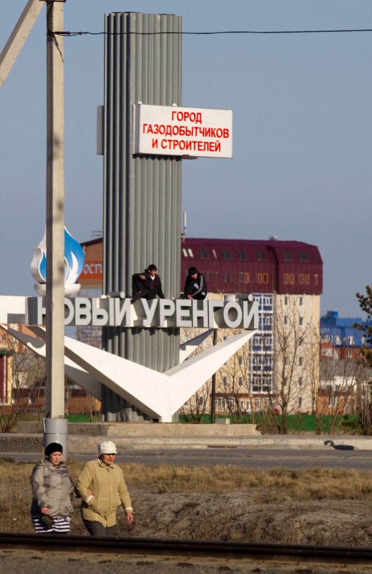 Стела Новый Уренгой при въезде в город