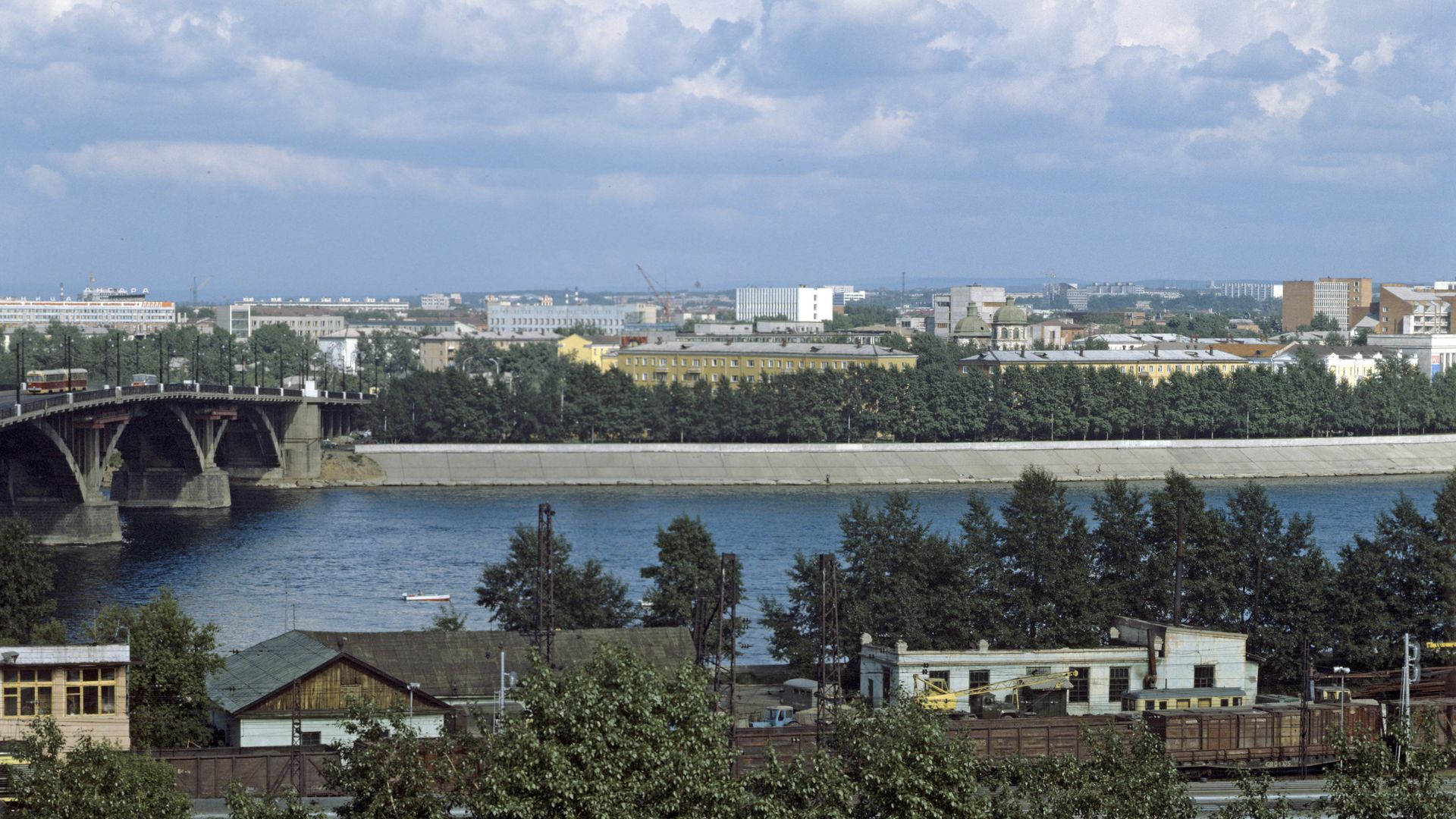Вид на город Иркутск со стороны реки Ангары Вид на город Иркутск со стороны реки Ангары - РИА Новости, 1920, 19.09.2022