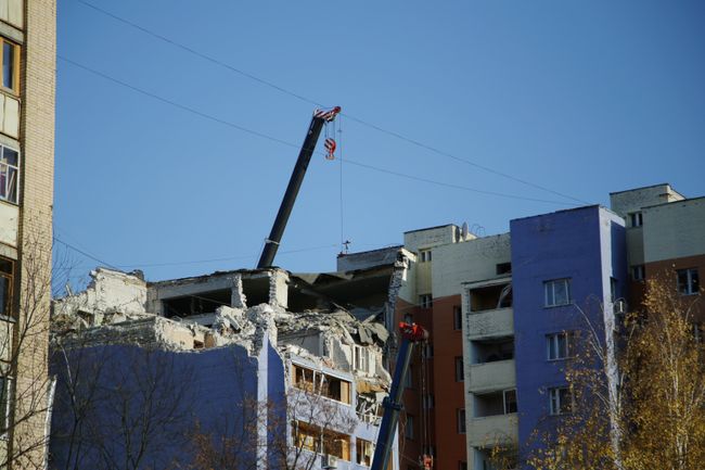Разбор завалов на месте взрыва бытового газа в жилом доме в Рязани