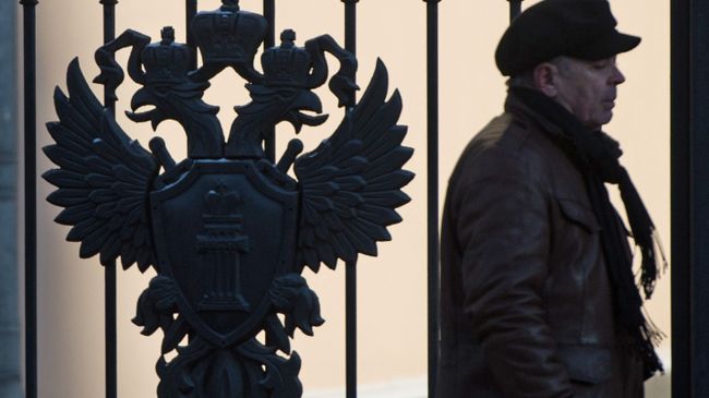 Мужчина идет мимо здания Генеральной прокуратуры России на улице Петровка в Москве. Архивное фото Мужчина идет мимо здания Генеральной прокуратуры России на улице Петровка в Москве. Архивное фото