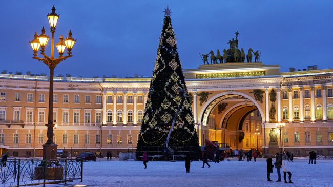Монтаж главной новогодней елки в Санкт-Петербурге