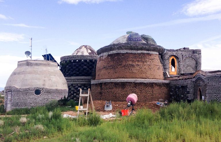 Дома из бутылок и покрышек в коммуне Earthships, Нью-Мексико, США Дома из бутылок и покрышек в коммуне Earthships, Нью-Мексико, США