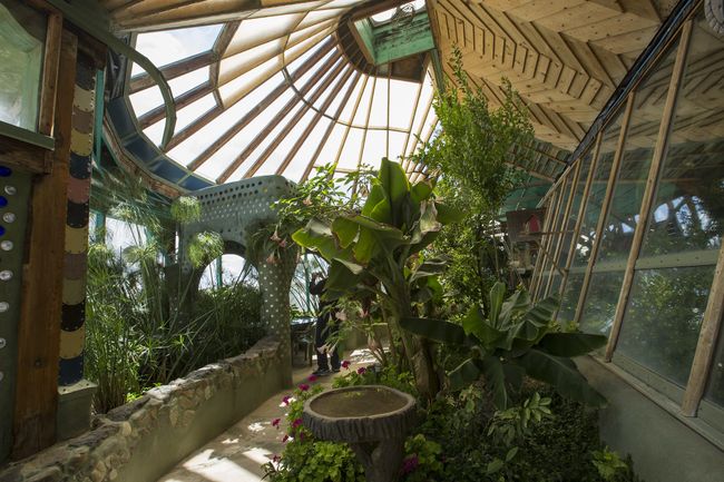 Оранжерея в одном из домов коммуны Earthships, Нью-Мексико, США Оранжерея в одном из домов коммуны Earthships, Нью-Мексико, США