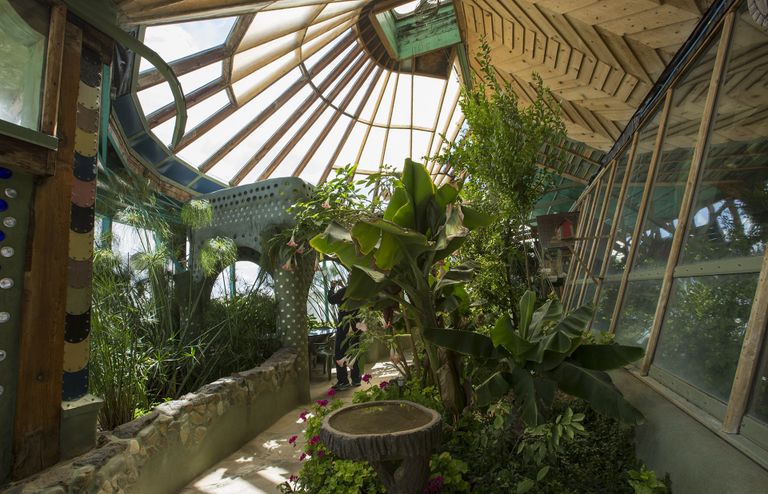 Оранжерея в одном из домов коммуны Earthships, Нью-Мексико, США Оранжерея в одном из домов коммуны Earthships, Нью-Мексико, США
