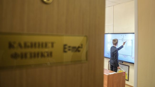 Ученик выполняет задание возле интерактивной доски