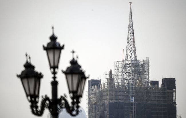Продолжаются ремонтные работы по замене шпиля на здании МИД Продолжаются ремонтные работы по замене шпиля на здании МИД