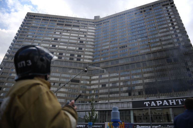 Высотное здание горит на Новом Арбате в Москве Высотное здание горит на Новом Арбате в Москве