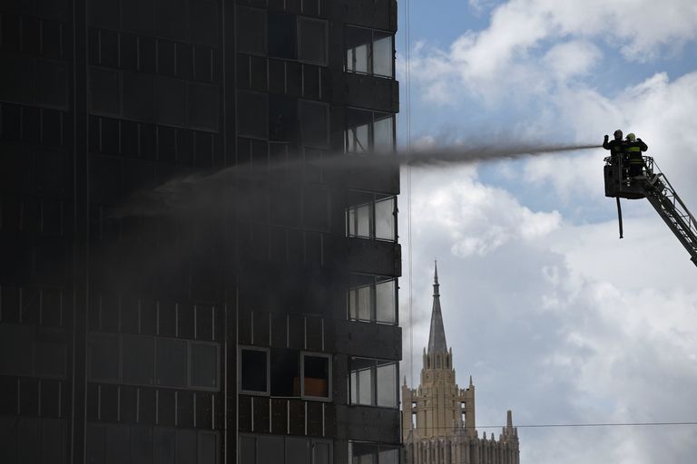 Высотное здание горит на Новом Арбате в Москве Высотное здание горит на Новом Арбате в Москве