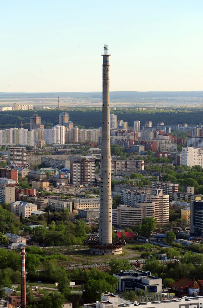 Вид на строящуюся телебашню в Екатернбурге
