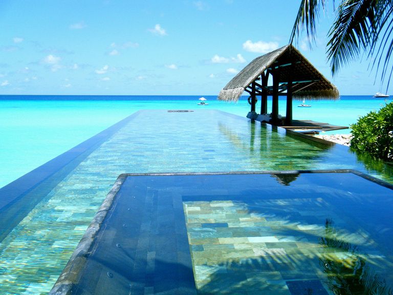 Бассейн в отеле The One and Only Reethi Rah, Мальдивы Бассейн в отеле The One and Only Reethi Rah, Мальдивы