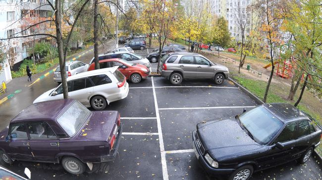 Автомобильные парковки в московских дворах