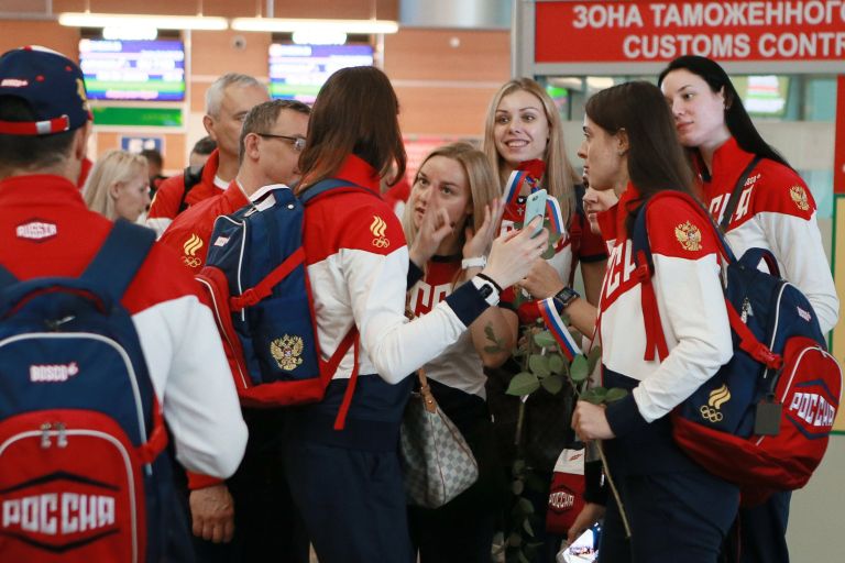 Гандболистки сборной России во время проводов олимпийской сборной России в Рио-де-Жанейро в аэропорту Шереметьево Гандболистки сборной России во время проводов олимпийской сборной России в Рио-де-Жанейро в аэропорту Шереметьево