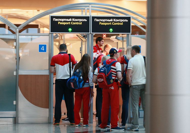 Члены олимпийской сборной России проходят паспортный контроль Члены олимпийской сборной России проходят паспортный контроль