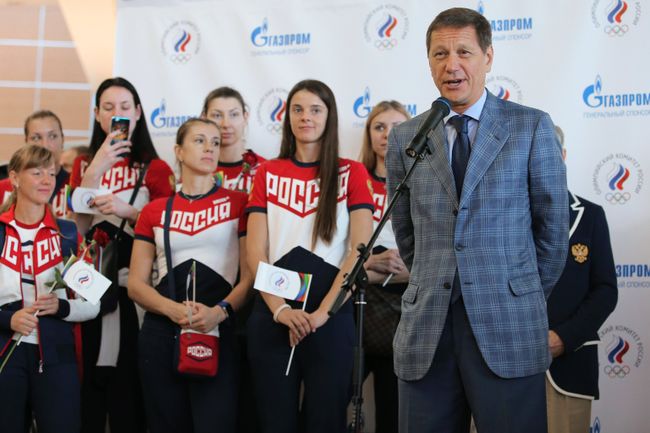 Президент ОКР Александр Жуков (справа) во время проводов олимпийской сборной России в Рио-де-Жанейро в аэропорту Шереметьево Президент ОКР Александр Жуков (справа) во время проводов олимпийской сборной России в Рио-де-Жанейро в аэропорту Шереметьево