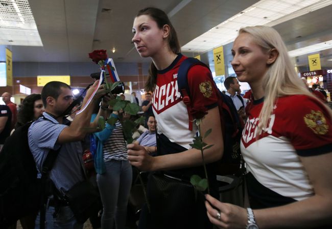 Волейболистки сборной России во время проводов олимпийской сборной России в Рио-де-Жанейро в аэропорту Шереметьево Волейболистки сборной России во время проводов олимпийской сборной России в Рио-де-Жанейро в аэропорту Шереметьево