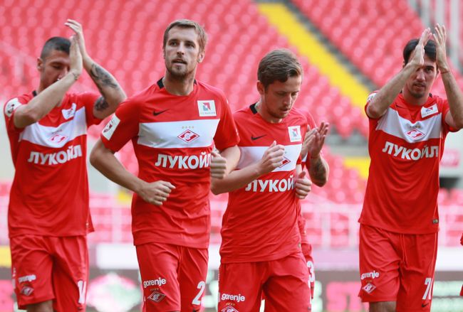 Футболисты Спартака Сальваторе Боккетти, Дмитрий Комбаров, Жано Ананидзе и Ивелин Попов (слева направо) Футболисты Спартака Сальваторе Боккетти, Дмитрий Комбаров, Жано Ананидзе и Ивелин Попов (слева направо)