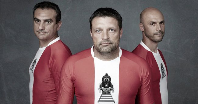 Главный тренер ФК Локомотив Игорь Черевченко (в центре) Главный тренер ФК Локомотив Игорь Черевченко (в центре)