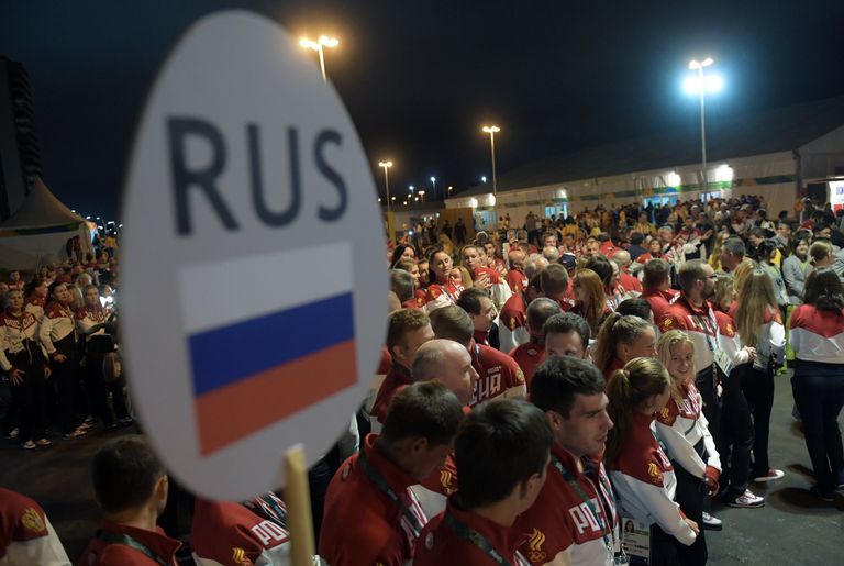 Спортсмены олимпийской сборной России на торжественной церемонии поднятия флагов в олимпийской деревне Спортсмены олимпийской сборной России на торжественной церемонии поднятия флагов в олимпийской деревне