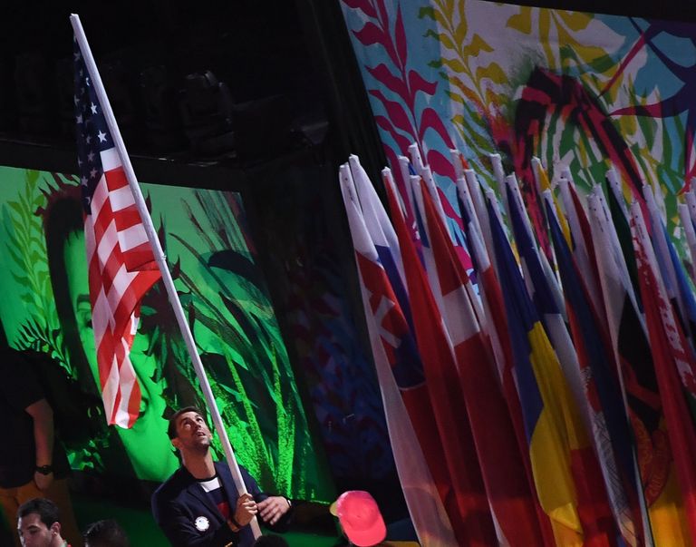 Знаменосец сборной США Майкл Фелпс во время парада атлетов на церемонии открытия XXXI летних Олимпийских игр в Рио-де-Жанейро Знаменосец сборной США Майкл Фелпс во время парада атлетов на церемонии открытия XXXI летних Олимпийских игр в Рио-де-Жанейро