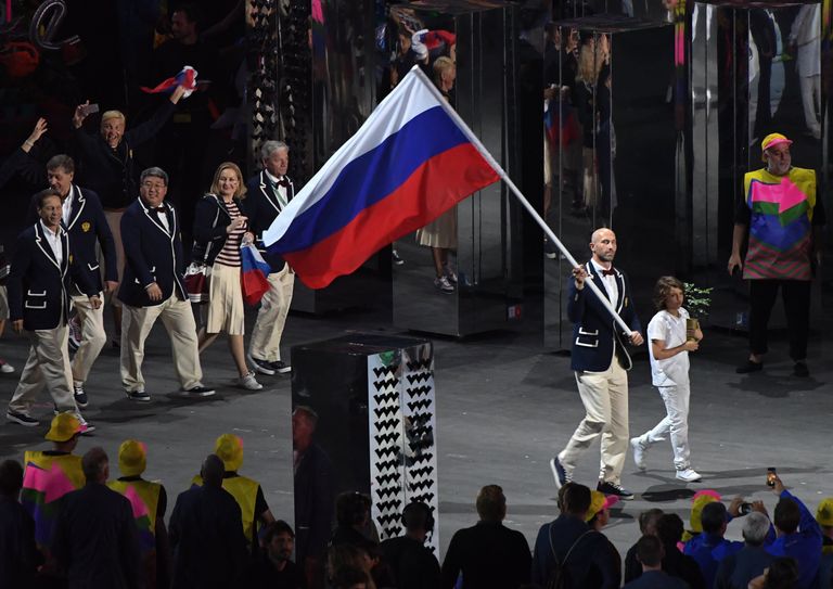 Знаменосец сборной России Сергей Тетюхин во время парада атлетов на церемонии открытия XXXI летних Олимпийских игр в Рио-де-Жанейро Знаменосец сборной России Сергей Тетюхин во время парада атлетов на церемонии открытия XXXI летних Олимпийских игр в Рио-де-Жанейро