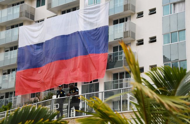 Флаг сборной России на одном из зданий в Олимпийской деревне в Рио-де-Жанейро Флаг сборной России на одном из зданий в Олимпийской деревне в Рио-де-Жанейро