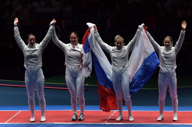 Саблистки сборной России после победы в финале Олимпийских игр в Рио Саблистки сборной России после победы в финале Олимпийских игр в Рио