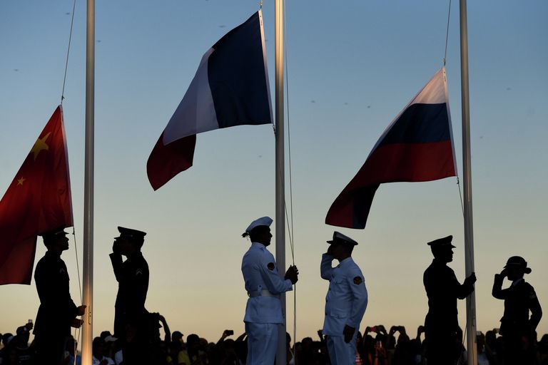 Поднятие флагов Франции, КНР и России Поднятие флагов Франции, КНР и России
