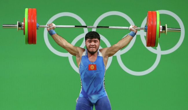 Киргизский штангист Иззат Артыков