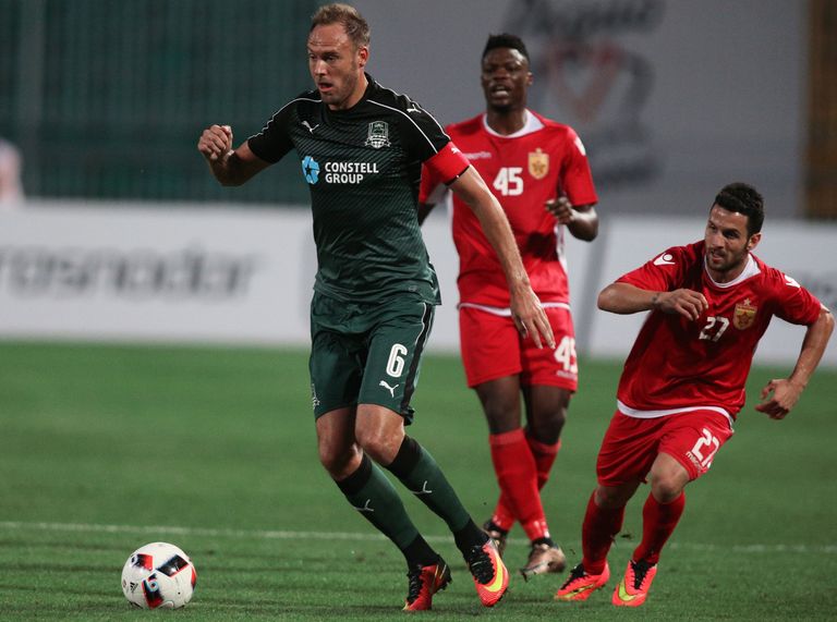 Защитник ФК Краснодар Андреас Гранквист и игроки ФК Партизани Калеб Экубан и Агустин Торасса (слева направо)